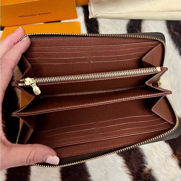 Brand new Louis Vuitton Zippy Wallet! - Picture 4 of 6